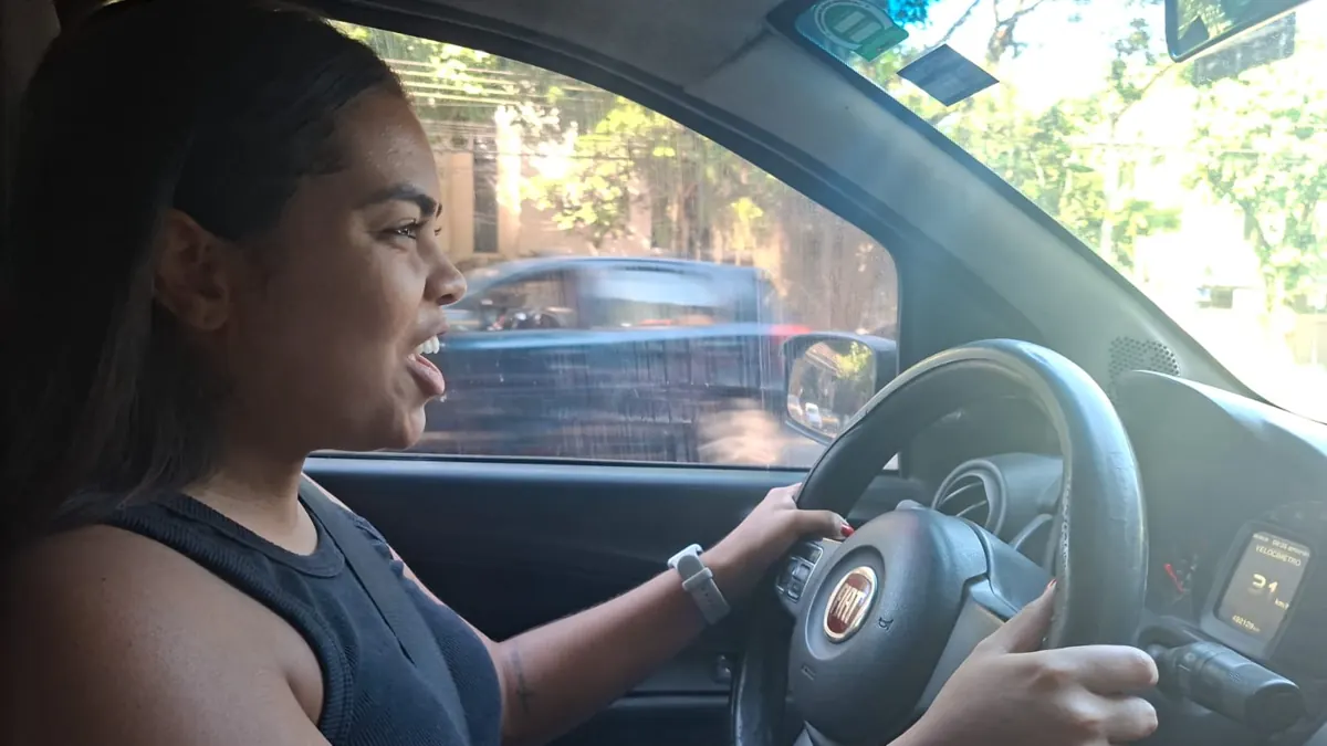 Aluna praticando a condução em uma aula para habilitados