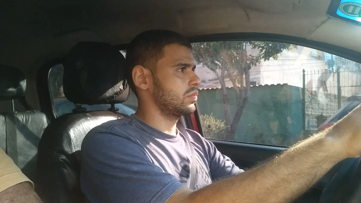 Aluno ao volante em treinamento para habilitados no Rio de Janeiro